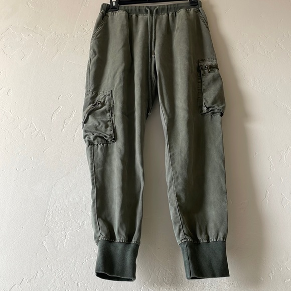 Young fabulous & broke - Picture 4 of 7